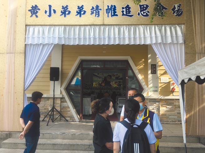 慘遭教練及學長重摔27次重傷不治的黃姓男童追思會，10日在台中生命禮儀所崇德館舉行。（馮惠宜攝）