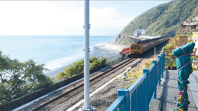 三级警戒延长，衝击台东观光相关产业，已歇业2个月的多良车站摊贩嘆撑不下去，已做好收摊准备。（蔡旻妤摄）