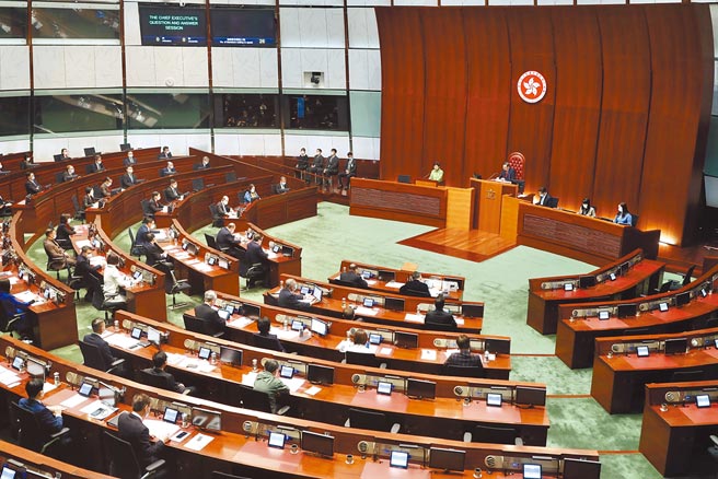 香港政府拟于月底举行区议员宣誓，外传不效忠香港《基本法》的议员将被取消资格，且须缴回过去一年半以来逾百万港元薪资。图为林郑月娥出席香港立法会的行政长官问答。（新华社）