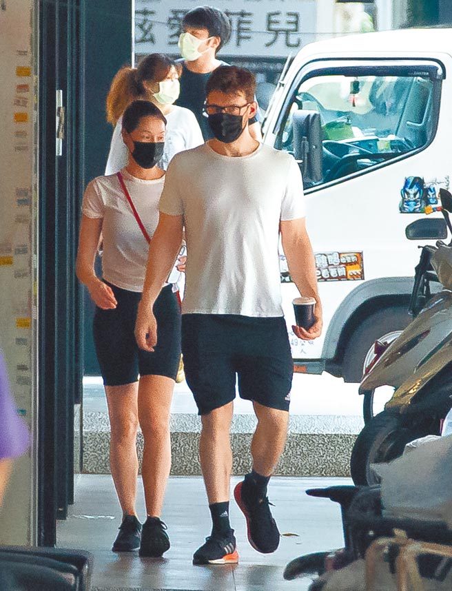 Akemi（后）与外籍男友昨穿情侣装走在文昌街，有如老夫老妻。（罗永铭摄）