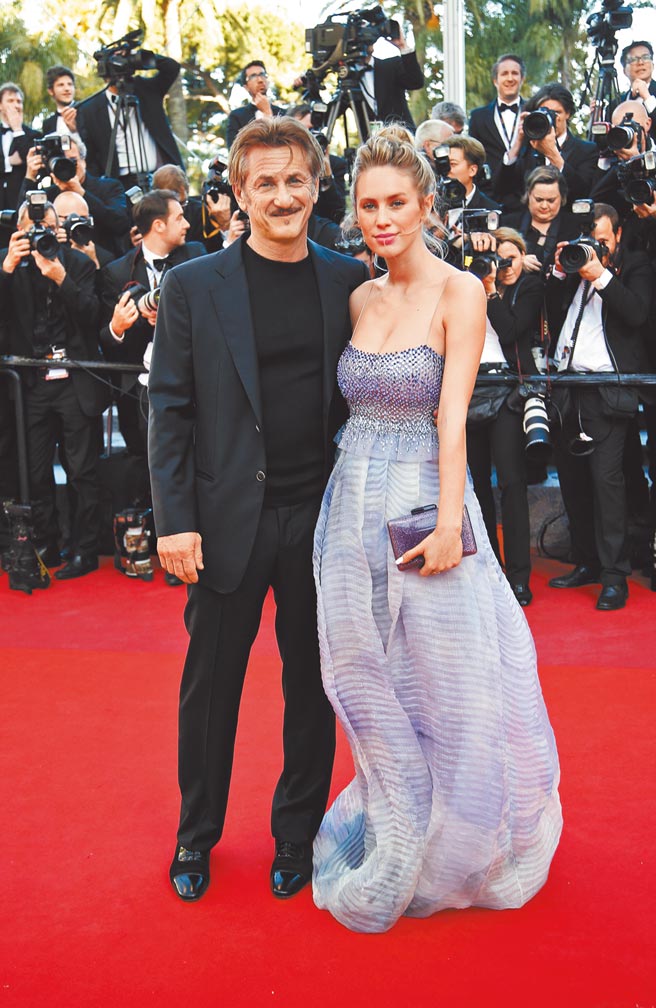 西恩潘（左）曾带女儿狄伦潘走坎城红毯，支持她的电影梦。（美联社）