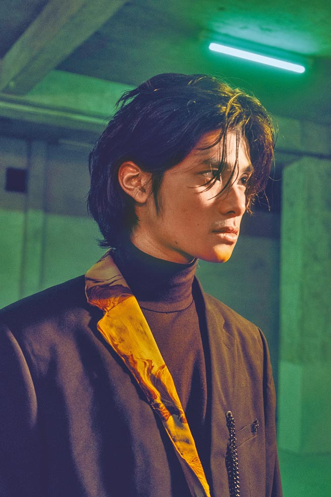 李浩玮年仅22岁，近来推出新歌〈could say〉MV。（形上娱乐提供）