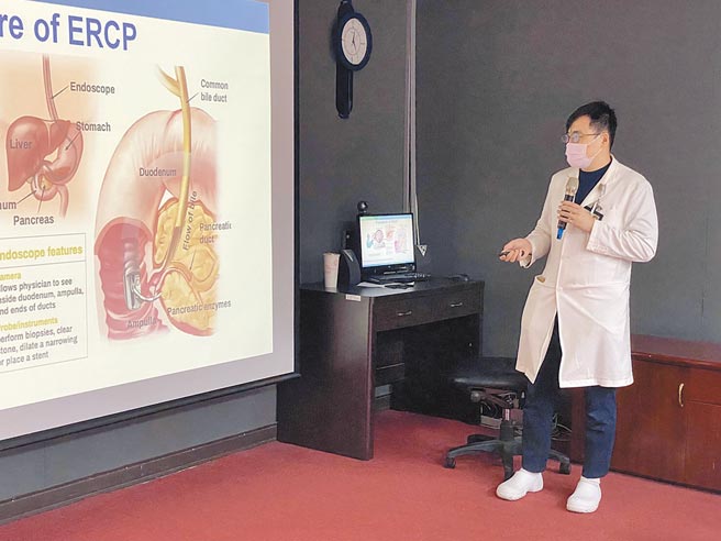 張可斌醫師指出，膽道結石容易引發膽管炎、膽囊炎或胰臟炎。（衛生福利部基隆醫院提供）