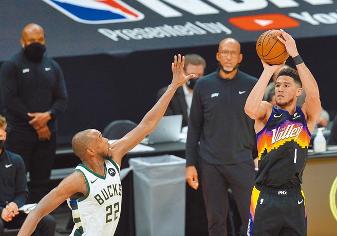 美国男篮还缺3名正在打NBA总冠军赛的成员，包括公鹿的米德顿（左）与太阳的布克（右）。（路透）