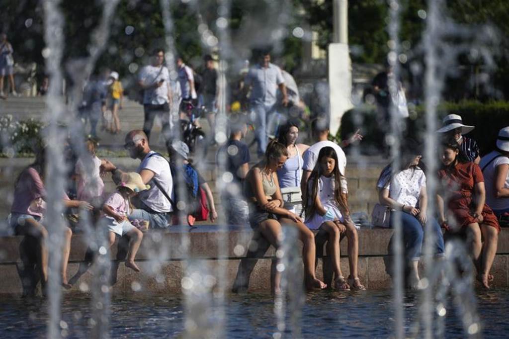 莫斯科的炎热天气，让民众跑到喷泉纳凉。美联社(photo:ChinaTimes)