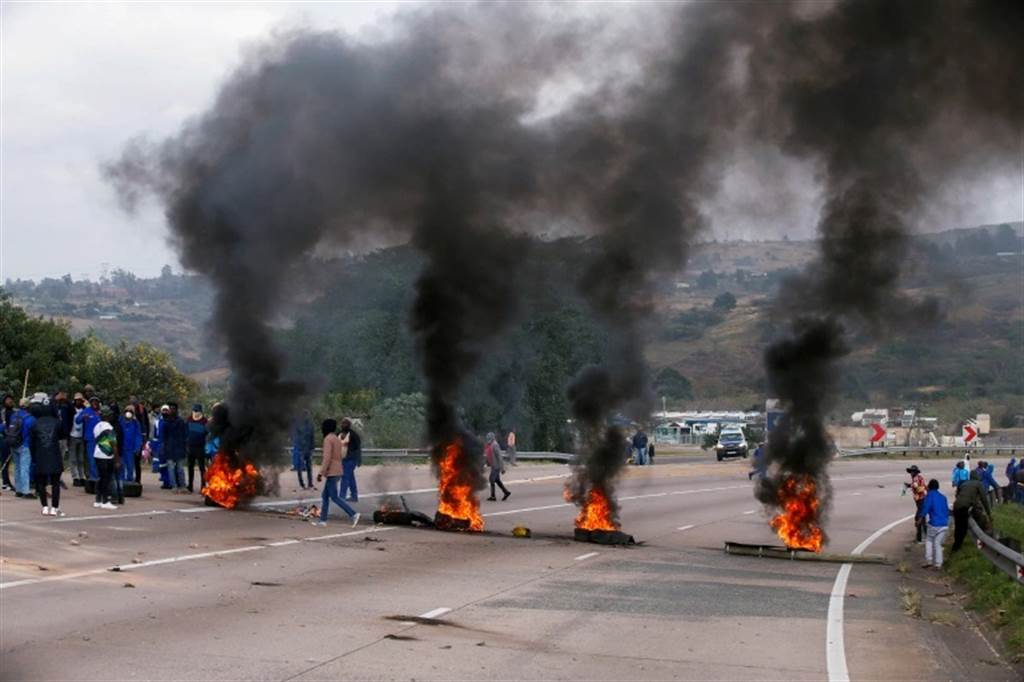 在南非皮斯维尔市Peacevale发生的抗议，祖马的支持者拿燃烧的轮胎挡住了高速公路。图/路透社(photo:ChinaTimes)
