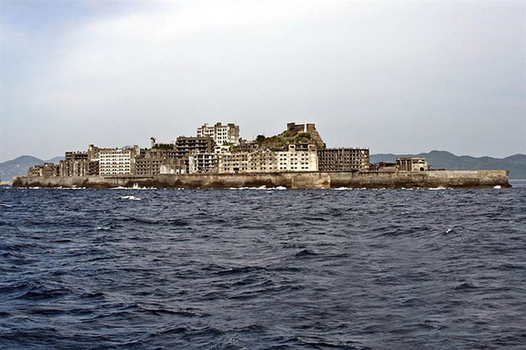 长崎外海的端岛曾以煤矿而成为小城市，在二战时期日本连哄带骗与抓捕，把许多韩国人带到此处挖煤。图/美联社(photo:ChinaTimes)