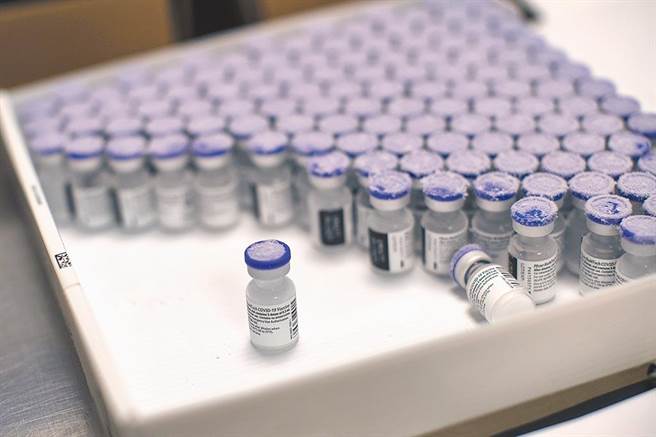 上海復星医药集团11日晚间发布公告，宣布与台积电、鸿海永龄基金会完成1千万剂BNT疫苗签约。（图/美联社）