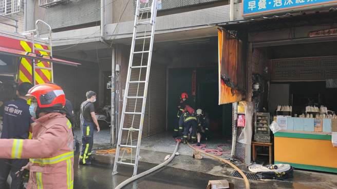 台中太平區溪洲路一處透天厝12日清晨傳出火災，警消到場滅火救人。（台中市消防局提供／馮惠宜台中傳真）
