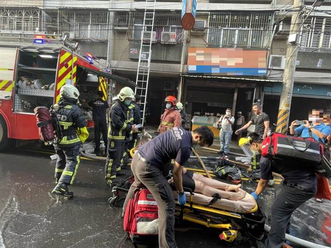 台中太平區溪洲路一處透天厝12日清晨傳出火災，警消到場滅火救人。（台中市消防局提供／馮惠宜台中傳真）