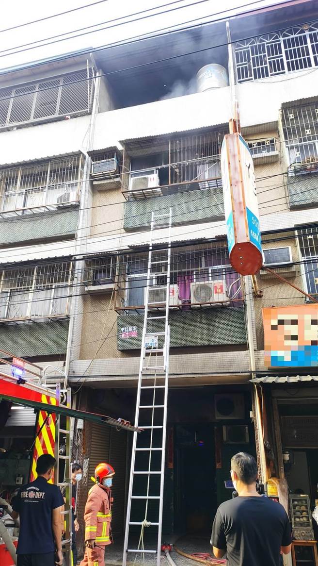 一度傳出9人受困三樓，消防救護人員架長梯從三樓陽台救人。（台中市消防局提供／馮惠宜台中傳真）