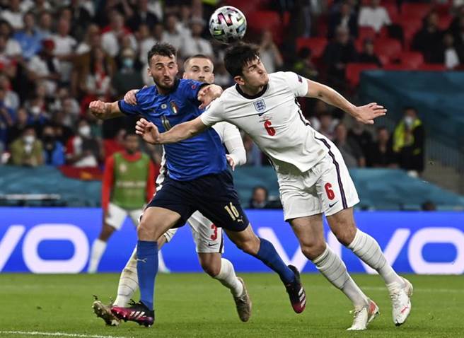 义大利替补中场克里斯坦特（左）奋勇与英格兰空霸马奎尔争顶高球。（美联社）