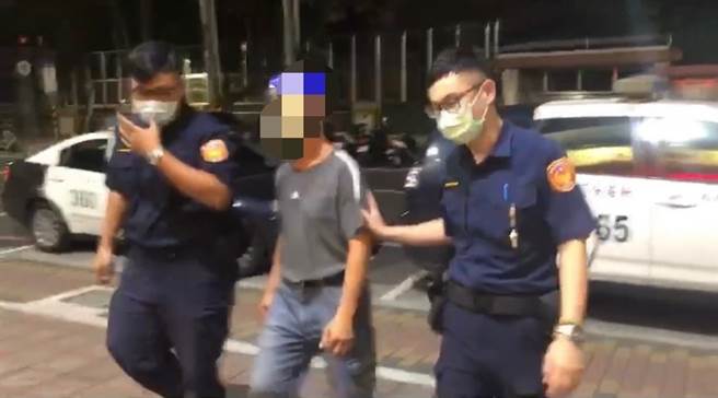 美容店老闆娘因疫情期間已2個月沒了收入，向親友借了新台幣3萬元紓困，沒想到包包放在店內桌上，竟被一名小偷走進店內把包包內的現金偷走。（新莊分局提供）