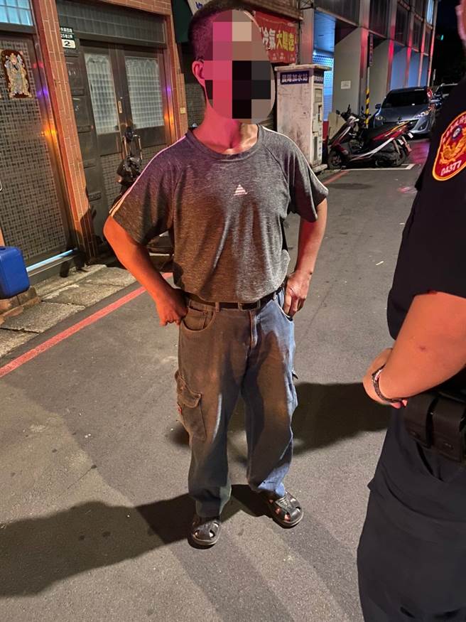 美容店老闆娘因疫情期間已2個月沒了收入，向親友借了新台幣3萬元紓困，沒想到包包放在店內桌上，竟被一名小偷走進店內把包包內的現金偷走。（新莊分局提供）