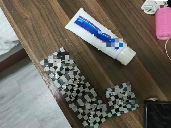 當場查扣工作用手機、日租套房磁扣、鑰匙及相關資料。（民眾提供／盧金足台中傳真）