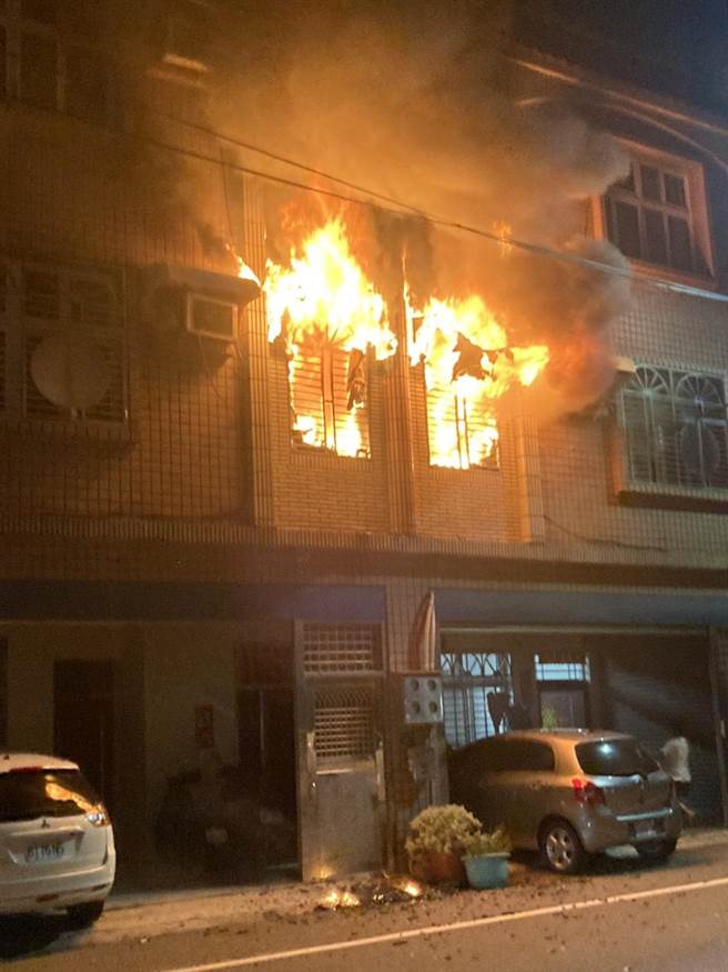 頭份民宅11日深夜發生火警。（苗栗縣消防局提供／羅浚濱苗栗傳真）