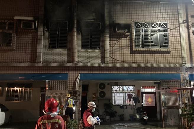 頭份民宅11日深夜發生火警，火勢在半小時後撲滅。（苗栗縣消防局提供／羅浚濱苗栗傳真）