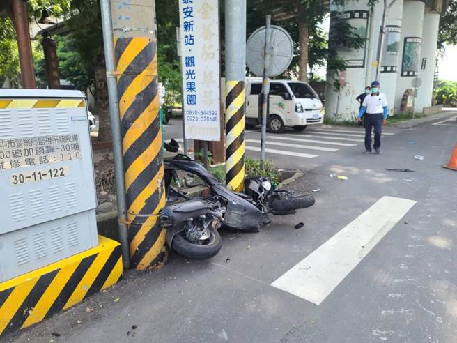 機車撞上路邊電線桿，女騎士命危搶救中。（台中市消防局提供／陳淑娥台中傳真）