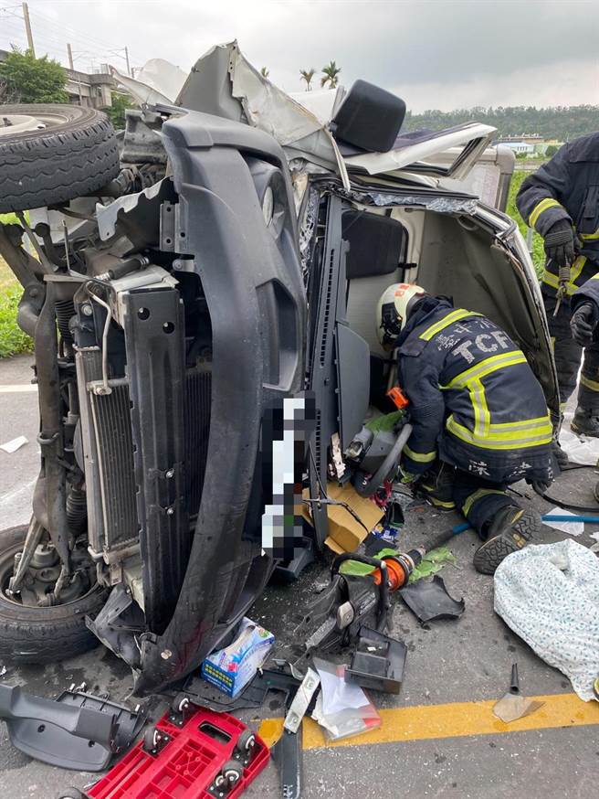 小貨車失控撞擊電線桿，車頭嚴重變形，消防人員協助脫困。（民眾提供／陳淑娥台中傳真）