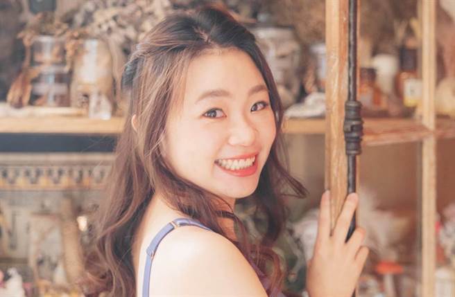 蔡阿嘎晒娇妻内衣棚拍的无P照。（图／取材自蔡阿嘎脸书）