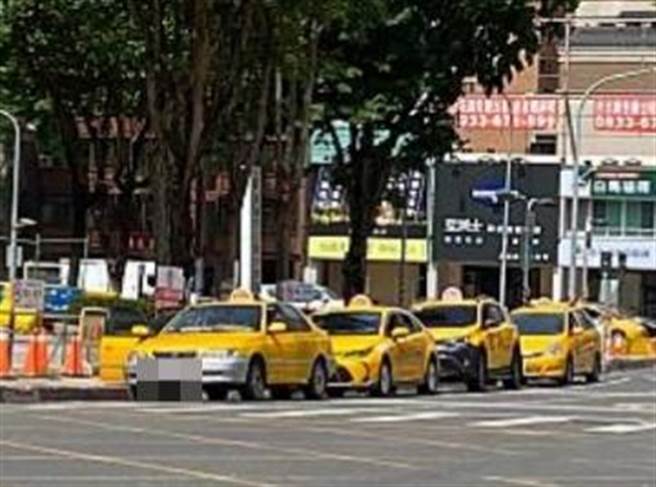 北北基桃計程車司機已列入施打疫苗對象，高雄市計程車公會盼高市9300多輛計程車也能納入。（石秀華攝）