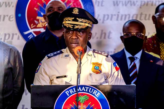 海地国家警察局长查尔斯（Leon Charles，上图）11日在记者会上宣布，逮捕一名海地裔美国佛州医生，指称他是摩依士（Jovenel Moise）遇刺的幕后「中心」嫌疑人，更指出他策画当总统。（图／路透社）