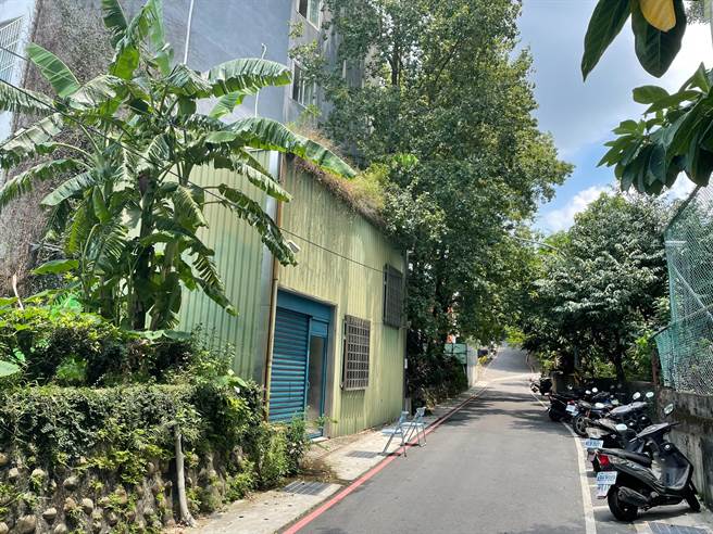 49歲林姓男子今（12日）上午7時許在偵查隊，藉故要上廁所，從2樓廁所跳窗逃逸，林嫌頭部著地，經送醫後仍宣告不治。（葉書宏攝）