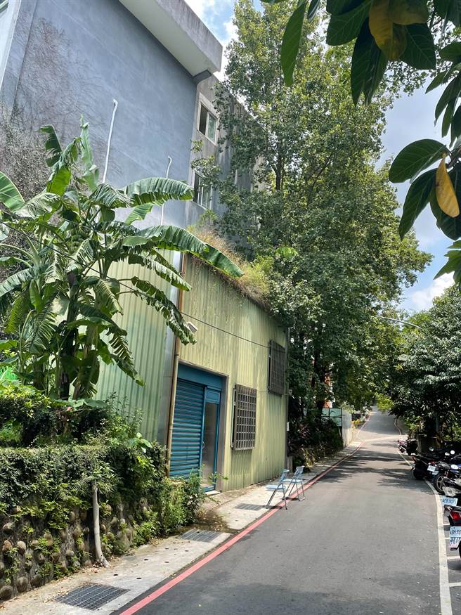 49歲林姓男子今（12日）上午7時許在偵查隊，藉故要上廁所，從2樓廁所跳窗逃逸，林嫌頭部著地，經送醫後仍宣告不治。（葉書宏攝）