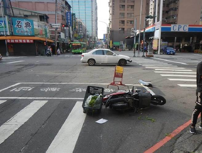 騎士機車左側車身車損，警方到場騎士受傷已先行送醫救治。（民眾提供／盧金足台中傳真）