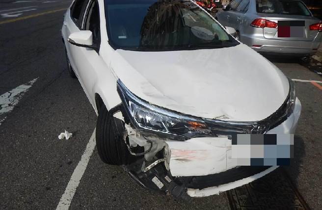 台中市11日晚上7時許，在西屯區西屯路與河南路口發生一起酒駕車禍。（民眾提供／盧金足台中傳真）