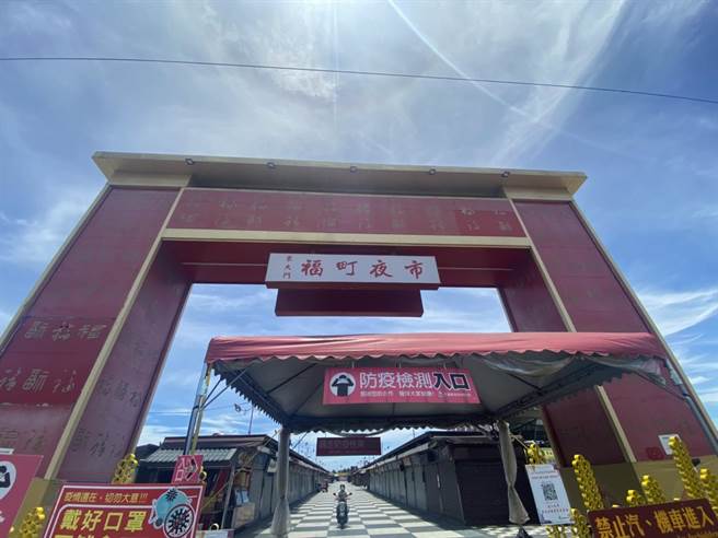 花蓮東大門夜市明將重新開放，有些攤商一早就前往整理準備。（羅亦晽攝）