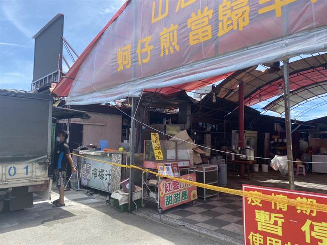 花蓮東大門夜市明將重新開放，有些攤商一早就前往整理準備。（羅亦晽攝）