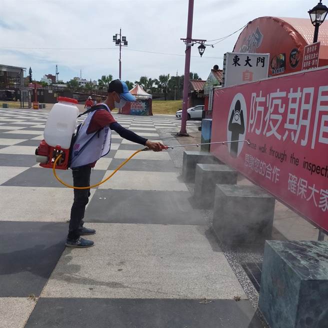 花蓮縣環保局今天一早亦派員加強清消東大門夜市。（花蓮縣環保局提供／羅亦晽花蓮傳真）