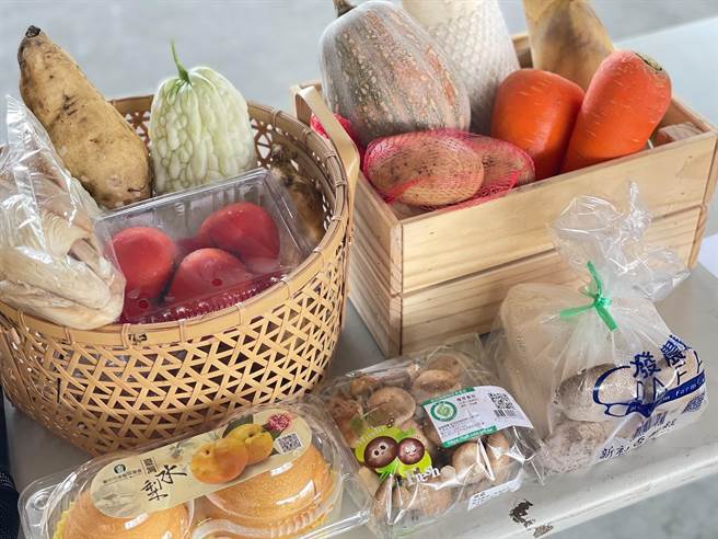 健康蔬果箱集结台中各区当季时令蔬果等12项农产品。（台中市农业局提供／陈淑娥台中传真）