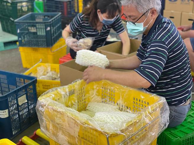 健康蔬果箱集结台中各区当季时令蔬果等12项农产品。（台中市农业局提供／陈淑娥台中传真）