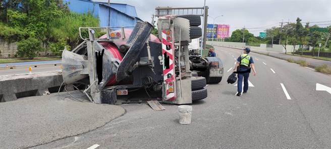 台中市南屯区五权西路三段与向上路五段，发生一起水泥预拌混凝土车翻覆的意外。（民眾提供）