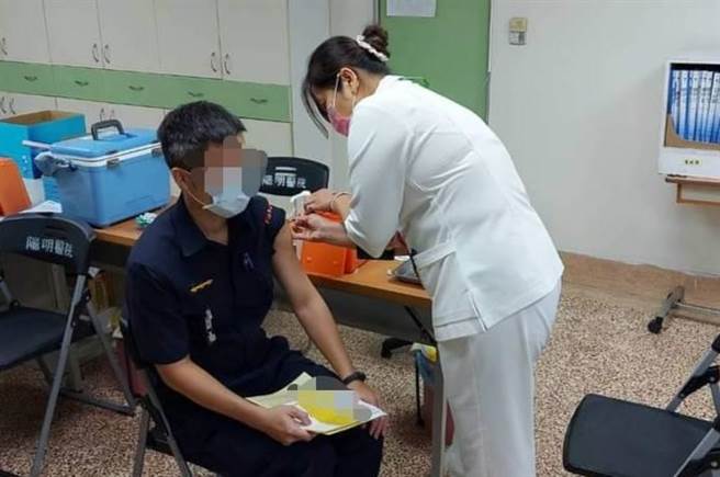 图为嘉义市警局员警6月接种AZ疫苗情形，非本案当事人。 （嘉义市警察局提供）