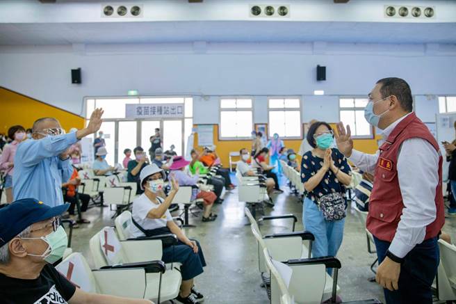 新北市长侯友宜今（12日）上午前往中和区前国防管理学院中正堂视察疫苗接种情形。（新北市新闻局提供）