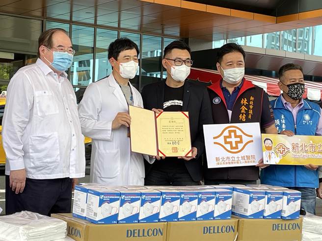 国民党组发会主委兼高雄市党部主委李哲华在脸书称「听说海地现在没有总统好可怜，我想把台湾总统捐给他们」，国民党主席江启臣今表示，最近对政府不满的言论非常多，面对人民心里的怨恨，蔡英文总统应该看一下，自己检讨。（蔡雯如摄）