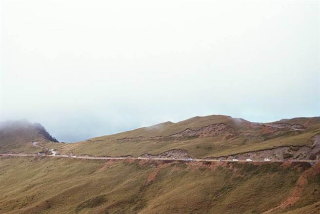 明微解封后，太管处预估合欢山区将涌现车潮与人潮，将实施假日交通管制措施，于台14甲线24k处每10分钟放行20辆车。（罗亦晽摄）