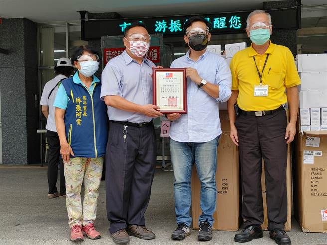 彰化县议员曹嘉豪就送了超过千个百元高檔防护面罩给邻长，让他们宛如披上防护罩，继续守护所有民眾健康。(吴建辉摄)