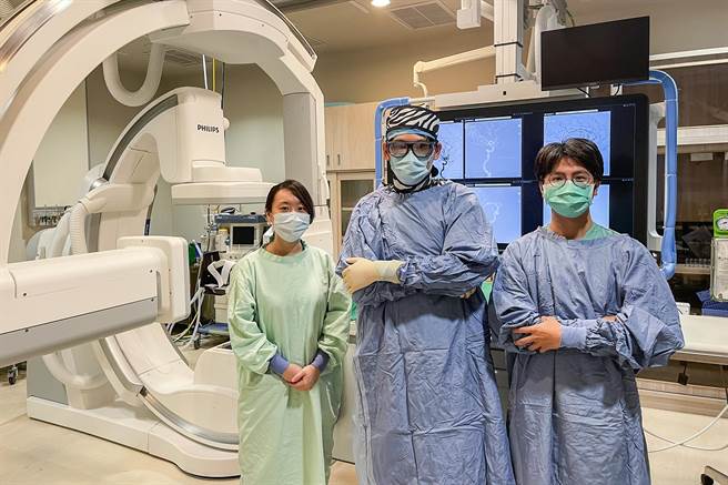 中医大新竹附医放射科医师李乔华（中）带领团队使用「双向数位血管Ｘ光机」。（罗浚滨摄）