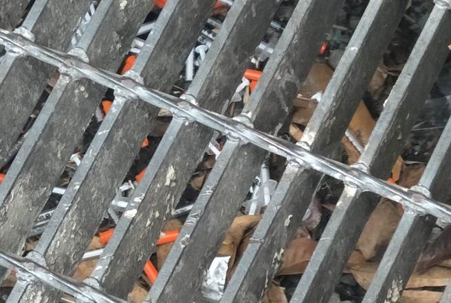 1名萬華人日前在當地寶興街1處水溝內發現大量針筒，約40多支針筒散落在水溝內，附近民眾看到後嚇壞報警。（翻攝自臉書「我是萬華人」）