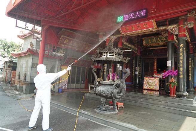 鹿港清洁队组成的防疫消毒队，今早再度到鹿港忠义庙、市区中山路等确诊男子到过的足迹路线，进行周边环境大清消。（鹿港镇公所提供／谢琼云彰化传真）