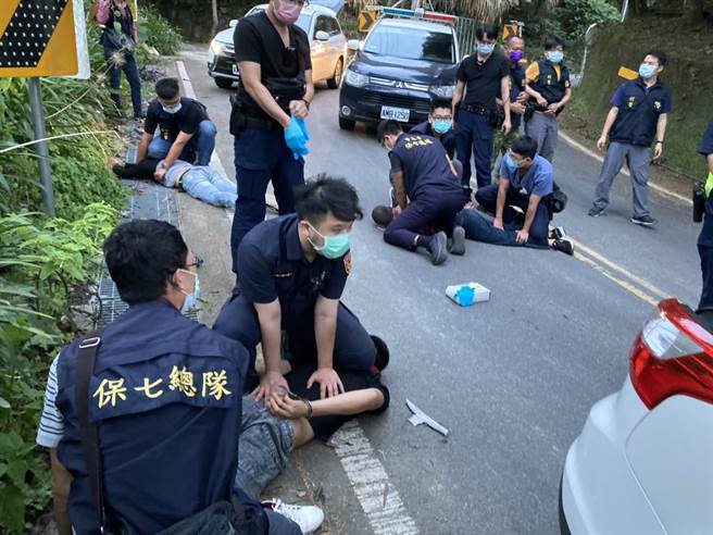 保七总队本月9日在南投奥万大联外道路逮补越南逃逸移工等3人。（图/警方提供）