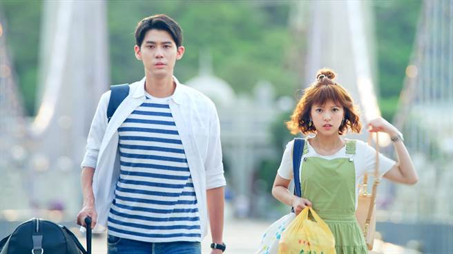 李玉璽帶著學妹一起回到家鄉卻被爸爸趕走。（東森、映畫提供）