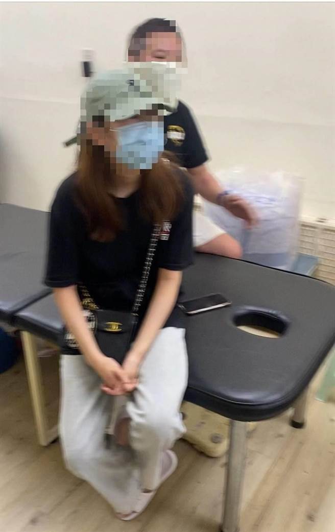 賭場與按摩業者採複合式經營，警方9日在麻將場內發現按摩床，20多歲陳姓女子幫賭客紓壓，將依違反傳染病防治法函請衛生機關裁罰。（圖／警方提供）