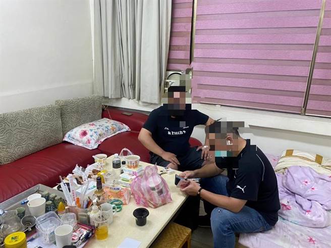 警方在延三夜市附近的公寓發現一間賭場，逮捕1名負責人、8名賭客、2名按摩師、1名在場人，均依違反群聚規定將函衛生機關裁罰。（圖／警方提供）