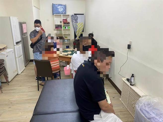 大同警分局在轄區發現一間麻將賭場內擺有按摩床。（圖／警方提供）