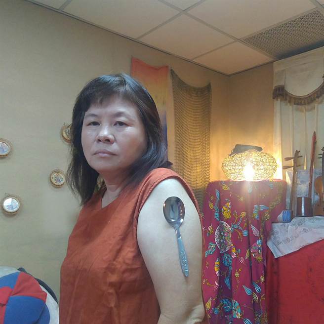 屏东县议员蒋月惠称自己没打疫苗，手臂也能吸起汤匙。（图／摘自蒋月惠脸书）